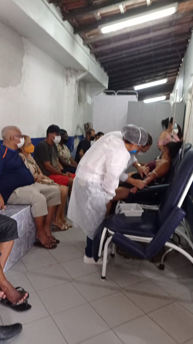 Bia36Macae's tweet photo. Quem é o irracional que até agora não liberou a farmácia no municipal da Imbetiba? Muitos idosos e atendimento mas o remédio precisa ir para o Alba. Desrespeito e desmonte na saúde. @welberthmacae  ajuda aí.gambiarra geral https://t.co/dQJRQAWdeq