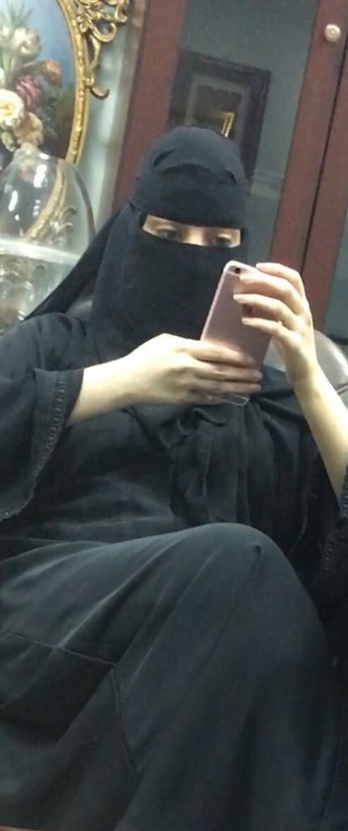 ابي بدويه كبيره بالبيت لبسها جذي وفتحت صدرها طالعه وبسوق العبايه ماتستر مكوتها من كبرها تختض من ورا العبايه وتحب الستر وعاقله ومحترمه وايذا رجعت من سوق سليبها غرقان شهوه من السوق ومالها دايم متفوخ ومرطب من المحنه وتبي واحد ماله كبير وطويل ومتين تجي خاص او كيك