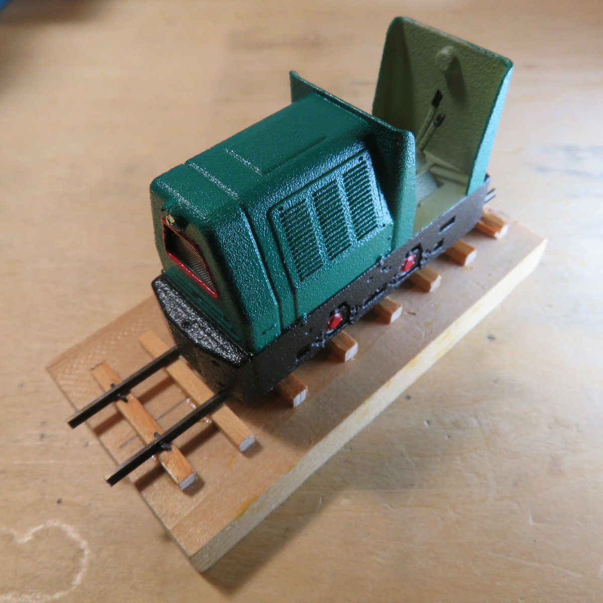 Horizoniepnihs's tweet photo. 手持ちの木片を使って展示台を作りました。初めてのハンドスパイクは簡単ではありませんでした。今年唯一完成できたCKDを置いて撮影しました。12/30
#0スケールナロー　#0f  #0i #12mmゲージ #feldbahn https://t.co/G5iYqaE0wZ