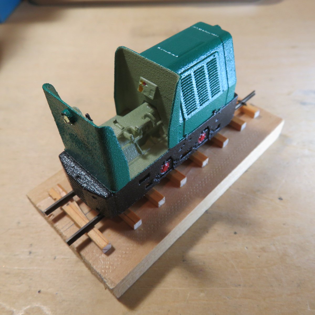 Horizoniepnihs's tweet photo. 手持ちの木片を使って展示台を作りました。初めてのハンドスパイクは簡単ではありませんでした。今年唯一完成できたCKDを置いて撮影しました。12/30
#0スケールナロー　#0f  #0i #12mmゲージ #feldbahn https://t.co/G5iYqaE0wZ