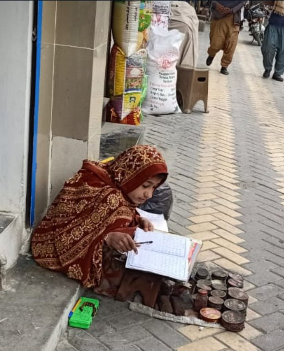 abid_sherani's tweet photo. Haseena is Grade one https://t.co/WGI0pEQ0D2 in winter vacations, she sits at foot path in sever cold with her  Polish- Boxes &amp; Books to Learn &amp; Earn.
"زما تصویر مہ اخلہ"  حسینہ
"Don't take my Photo" Haseena https://t.co/WM901fXfBm