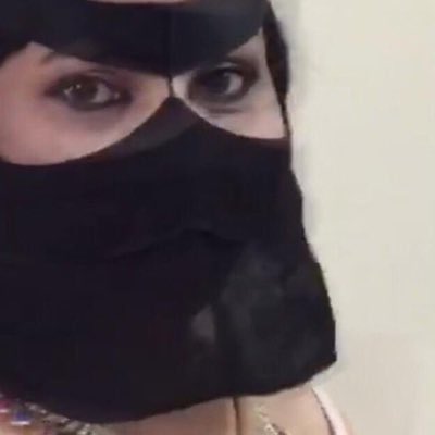 ابي بدويه كبيره ايذا مشت شطايها تصفق ابعض وعاقله وتكانه ودينه ومستتره بس ممحونه تحب ترجع من السوق وجسمها معرق وديودها مولعه وكسها مسعبل من الشهوه مولعه بغرفتها تبي اللي يريحها ويملي ملفعها ونقابها كتات ويكون مزيون وثقه تجي خاص او كيك kik:sexkuwa