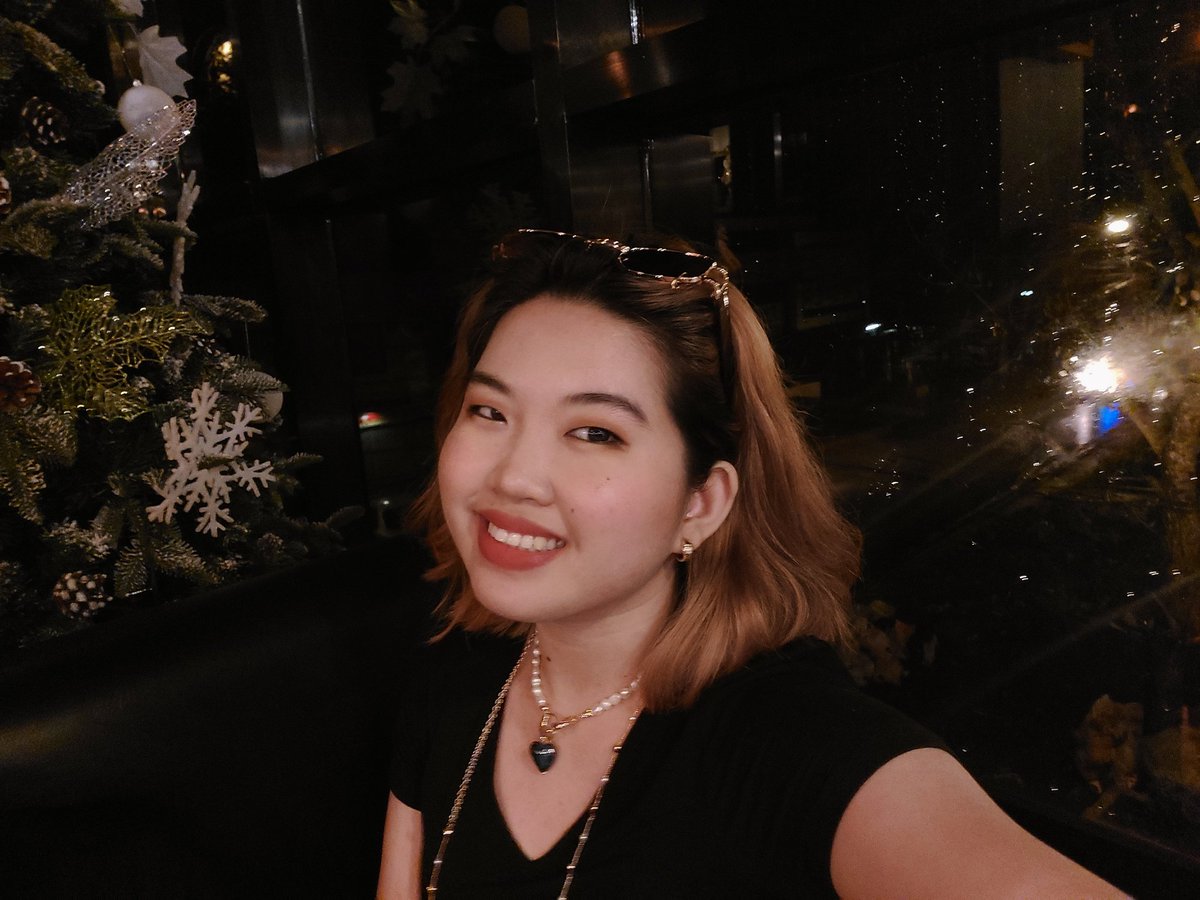 spellgabrielle's tweet photo. happy holidays from us to you! 🥂🤎 https://t.co/xQYj0fgfrS