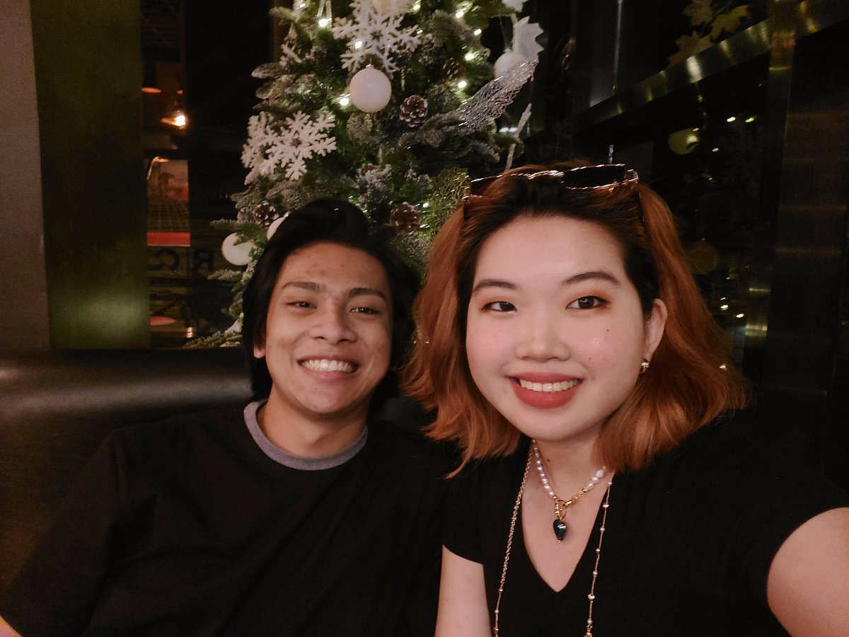 spellgabrielle's tweet photo. happy holidays from us to you! 🥂🤎 https://t.co/xQYj0fgfrS