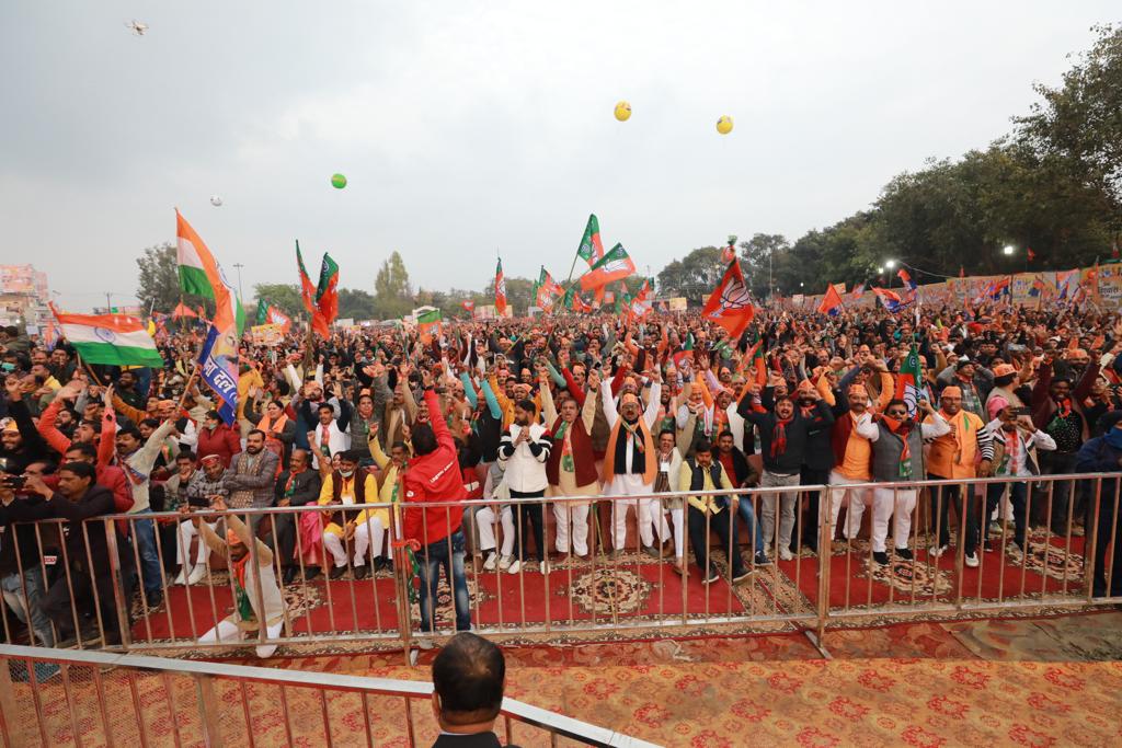 AmitShah's tweet photo. उन्नाव की रैली में ये विशाल जनसमर्थन दर्शाता है कि...उत्तर प्रदेश में पुनः भाजपा के विकास का कमल खिलने जा रहा है। https://t.co/xzUohKCUFy