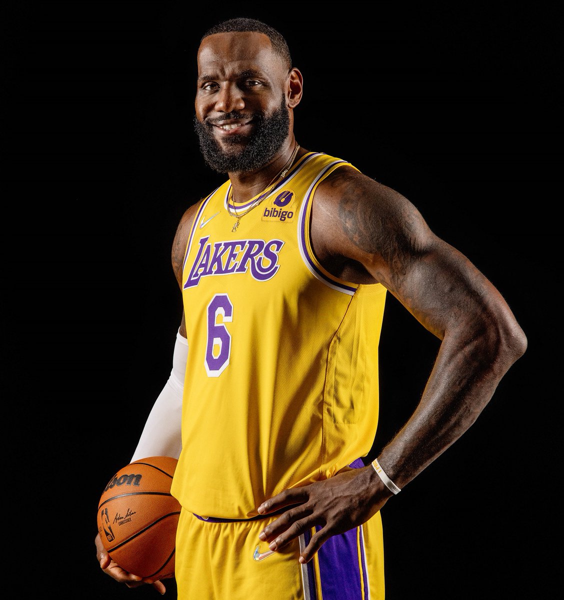 NBA's tweet image. Join us in wishing @KingJames of the @Lakers a HAPPY 37th BIRTHDAY! #NBABDAY #NBA75