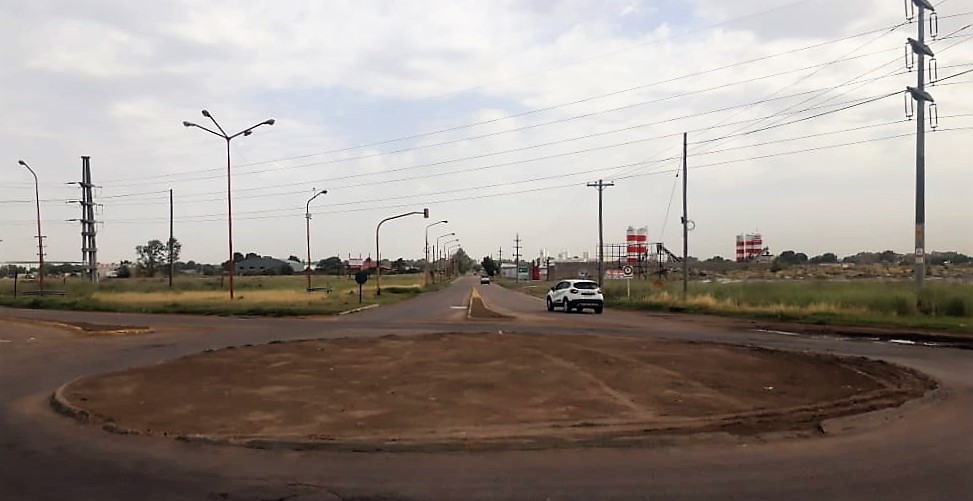 CarinaLambrecht's tweet photo. 🚧Trabajos de limpieza en rotonda de #Ruta3 y Av. Dasso en el acceso a la localidad de #IngWhite
#VialidadNacional
#Conservación
#ResponsabilidadSocial
@gtrankels https://t.co/6pzmjdd1nZ