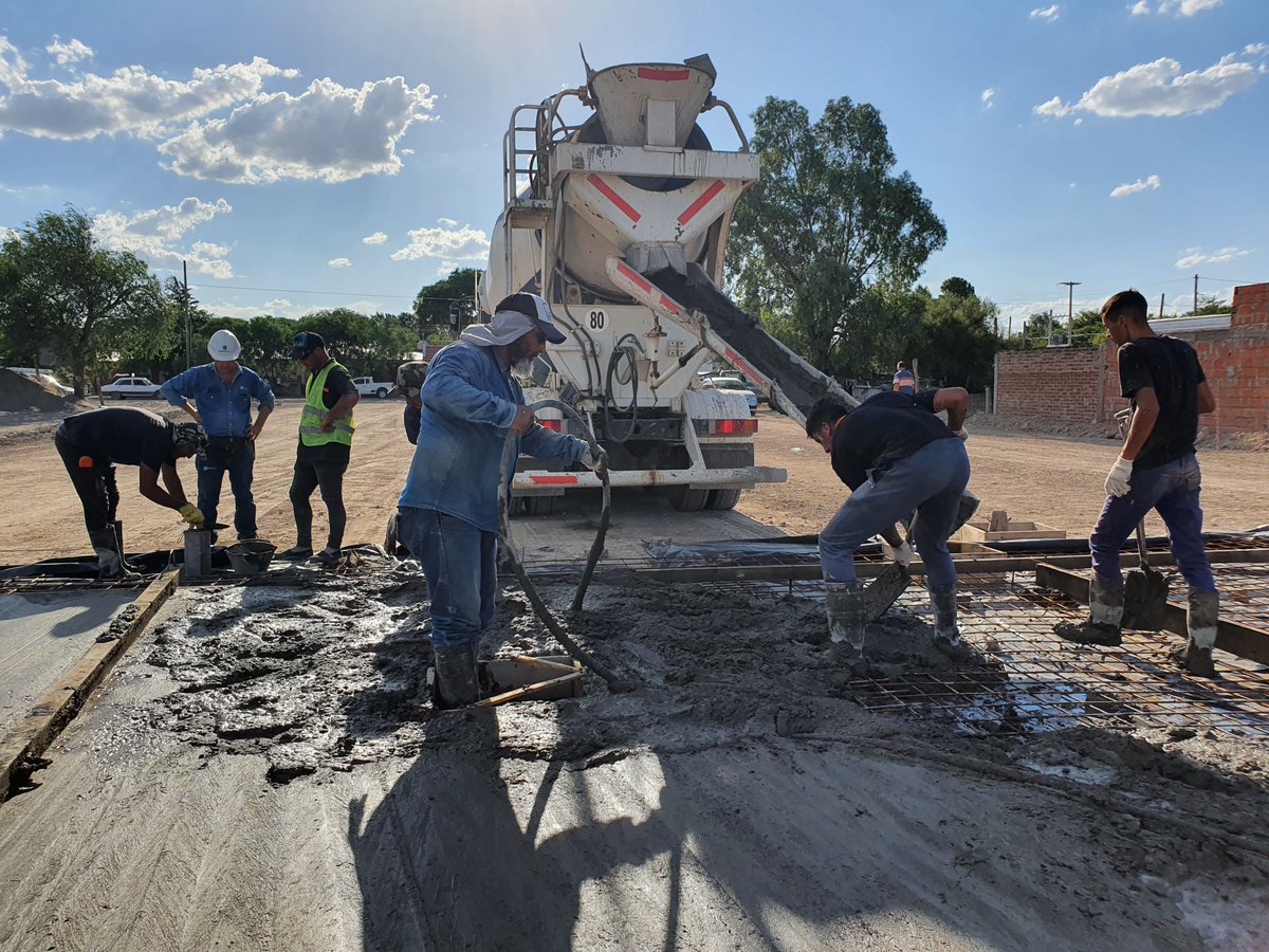 gobvillarino's tweet photo. AVANZAN OBRAS EN JUAN COUSTÉ 👷🏥

Ya comenzaron las tareas de hormigonado en el nuevo Hospital Modular de Juan Cousté. Esta obra contará con 1.050 metros cuadrados para solventar las necesidades de los vecinos. 

#ObrasVillarino #SaludVillarino https://t.co/ASr5iOcekb