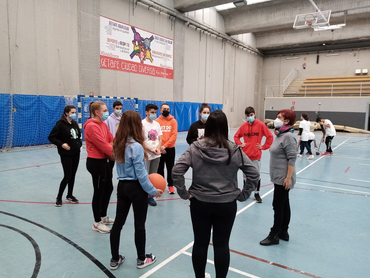 getafejoven's tweet photo. Mañana 31 de diciembre finalizan el #ProgramaUrbano de #juventud #GetafeJoven. Hoy la concejala de juventud @isabelespinosa6 les ha visitado en representación del Ayuntamiento de Getafe . #conciliaciónfamiliar #ociosaludable #navidades2021 https://t.co/BqXTyEfJW7
