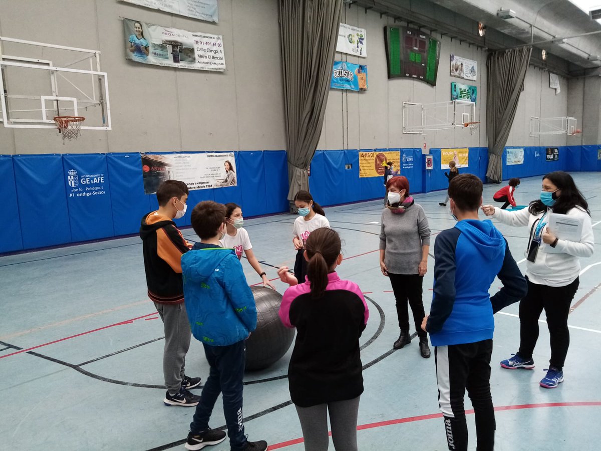getafejoven's tweet photo. Mañana 31 de diciembre finalizan el #ProgramaUrbano de #juventud #GetafeJoven. Hoy la concejala de juventud @isabelespinosa6 les ha visitado en representación del Ayuntamiento de Getafe . #conciliaciónfamiliar #ociosaludable #navidades2021 https://t.co/BqXTyEfJW7