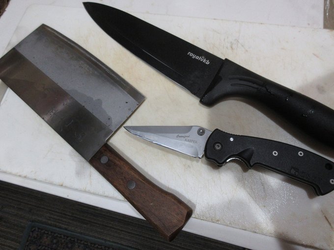 大掃除のついでに包丁研ぎ。中華包丁 菜庖は上京して買って14年目。ステーキナイフとして使ってるCOLUMBIA RIVERのキャスパーはそれ以上。お世話になってます 