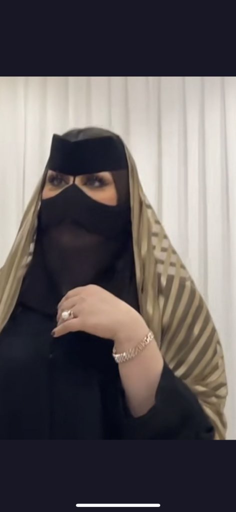 ابي بدويه كبيره شطيها تختض بسوق  بعبايتها الوسيع عبايت راس من كبر شطايها ماتسترها  وجذي اجسامهم فاضحته وينه والفصوع تتعمد تشد العبايه على مكوتها وتخلي ذنبتها تختض وتقوم عيوره كل من يشوفها ولما ترحع البيت مفرق شطيها معرق من المحنه تجي خاص او سناب