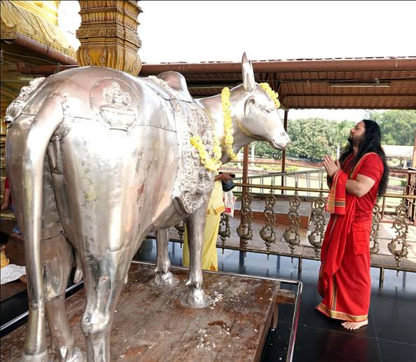 GauPrem's tweet photo. Gau mata ka ashirwad sabhi sadhu santo par bana rahe. https://t.co/MwbisS0BAv