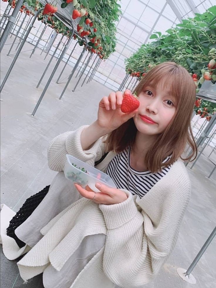 BakabamiSan's tweet photo. Toma, una fresita 🥰🍓 https://t.co/lcuXx3iJIl
