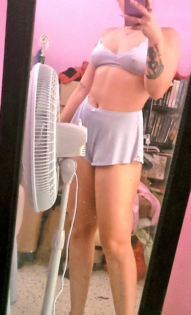 AliishiaRiv3r's tweet photo. Gaining back my power... ✨
Haven't taken a full body selfie in a long time; acknowledging change and loving it, is my new journey.

#mysistersmirror #notmyroom #betterlighting #loveyourself

G. Morning Unicorns 🦄 https://t.co/5Q6I3IKxUS