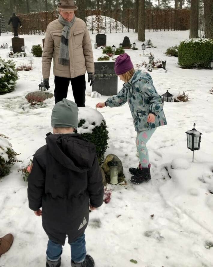 Varit i Ljungby och hälsat på familjen och önskade God Jul till mamma och Monica. Nu vidare för att fira nyår nere i Karlskrona. instagr.am/p/CYG22t8Ijxh/