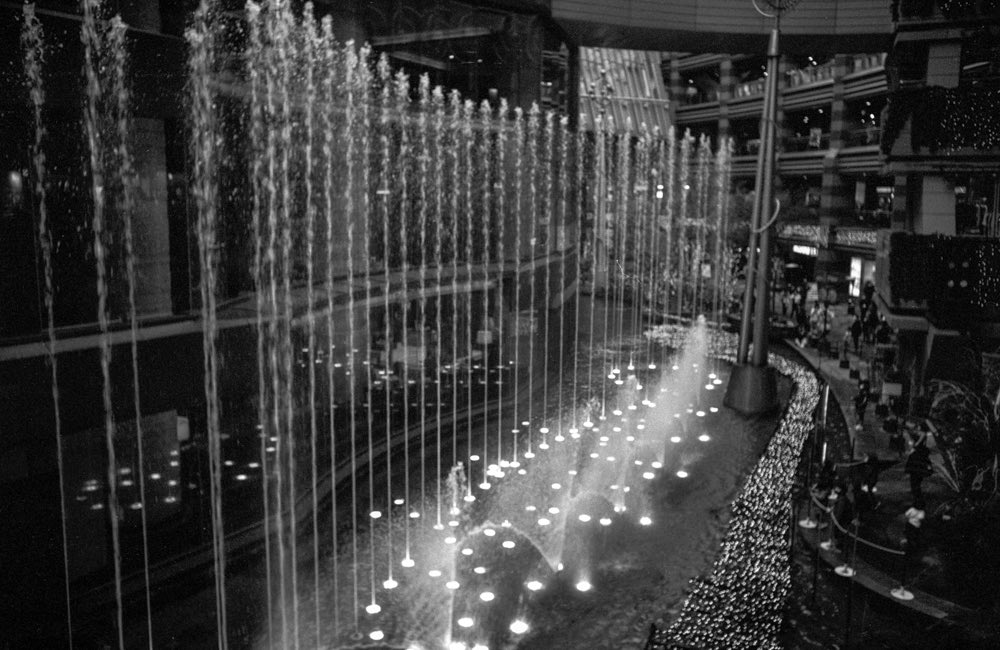 dohidc's tweet photo. 年末流石に活気があって懐かしい思い。
#フィルム写真 #ファインダー越しの私の世界
#DF96 #nikon #ILFORD #FP4 https://t.co/f5AunhfOuX