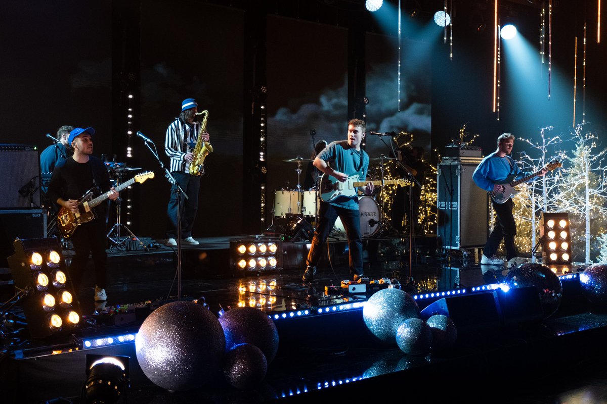 samfendermusic's tweet photo. Hope everyone’s had a proper mint Christmas! Sending off 2021 with @TOTPofficial. Join us for a New Year’s knees up, tomorrow from 4.15pm on @BBCOne x https://t.co/3Lirer4R41