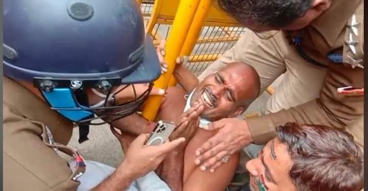 khan1_rizwan's tweet photo. राजस्थान की काँग्रेस सरकार झूठी तो थी ही,लेकिन इतनी तानाशाह और बेशर्म हो सकती है इसका अंदाजा नहीं था।
काँग्रेस पैराटीचर्स पर किए लाठीचार्ज का खामियाजा भुगतने के लिए तैयार रहे:-एस डी पी आई।
@ashokgehlot51
@RahulGandhi 
@INCRajasthan 
@SDPI_Rajasthan 
@SachinPilot 
@DrBDKallaINC https://t.co/ZZXa4UP5QM
