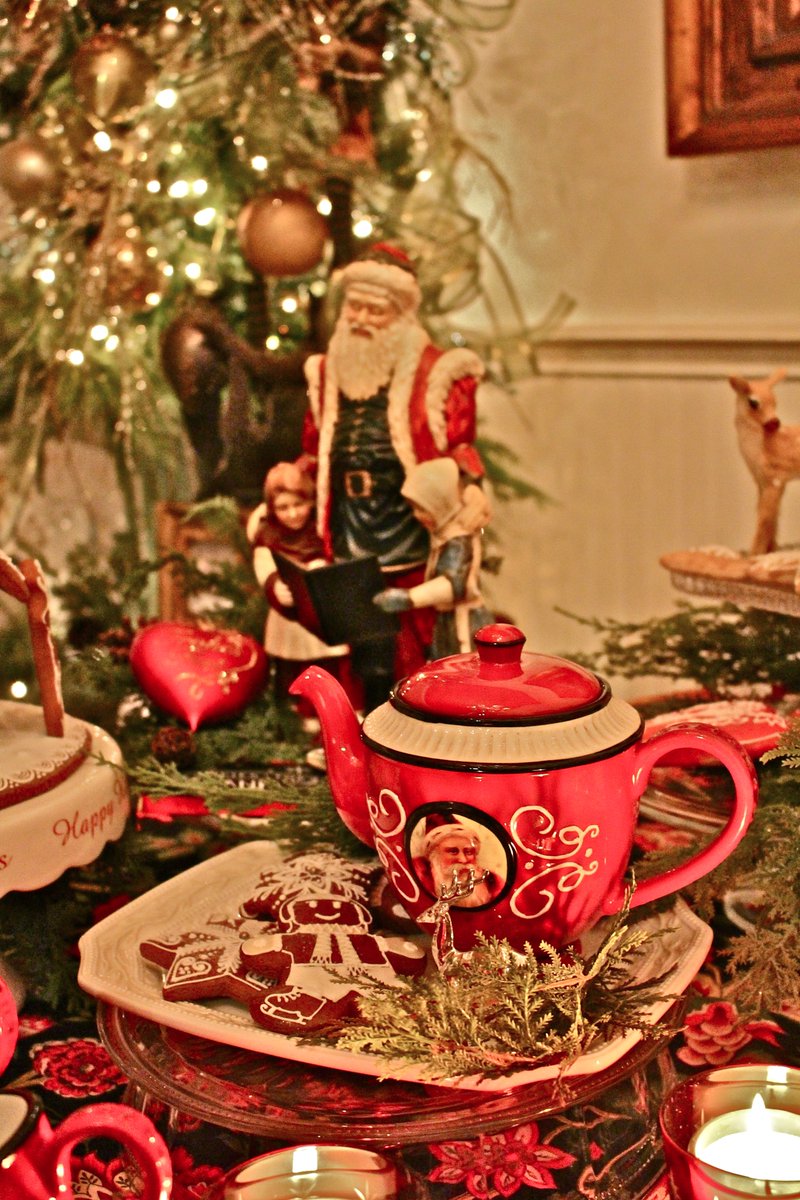 LindaPDIB's tweet photo. 💕🫖🎄😊 Tea Around The Christmas Tree:  A favourite part of Christmas... EnJOY the simple things. #TeapotThursday #TheTeaDresser #ChristmasTea #PourUppaCuppaPositiviTEA #FestiviTEA @TeaTimeMag @VictoriaMag https://t.co/79YkJ0mc1c