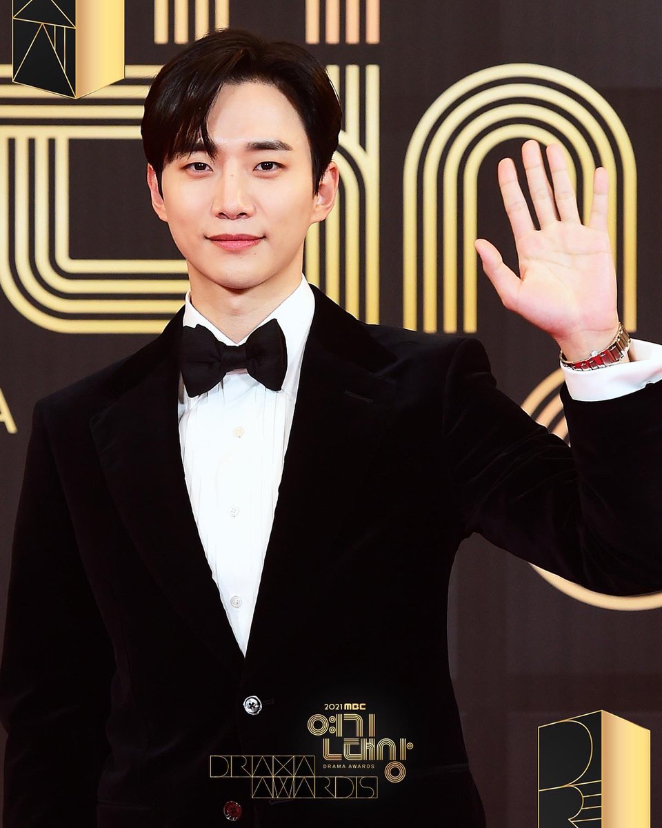 KoreanUpdates's tweet photo. Congratulations to #LeeJunho and #LeeSeYoung from #TheRedSleeve for winning Best Couple Award at 2021 MBC Drama Awards 🏆

#KoreanUpdates RZ https://t.co/e0EEJCiSV8