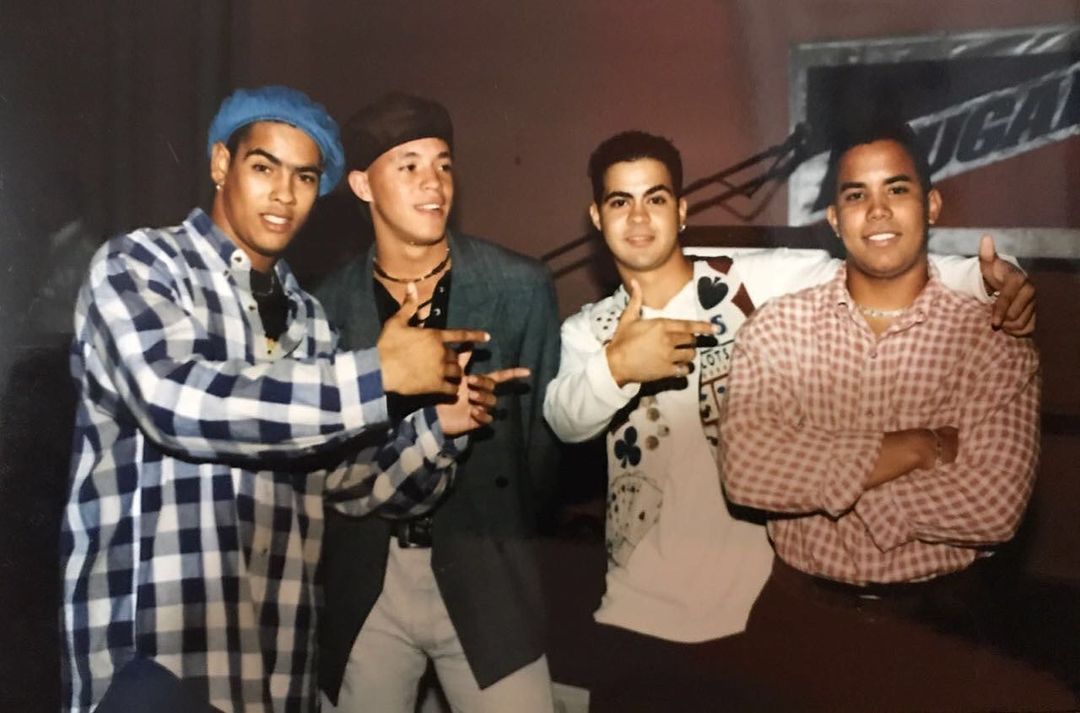 neon893fm's tweet photo. Adivinen los personajes👀 Les dejaremos una pista👉 chucuchá chucuchá chucuchá🔥🤪 #Neón #TBT https://t.co/cybzc34A9Z
