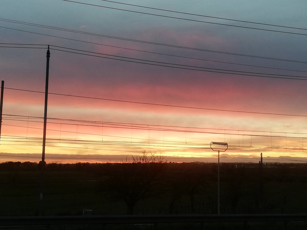 valetalo's tweet photo. Il mio momento preferito, in ogni stagione.
#lorapiubella #tramonto #colori #luce #momenti https://t.co/909GICk4qF