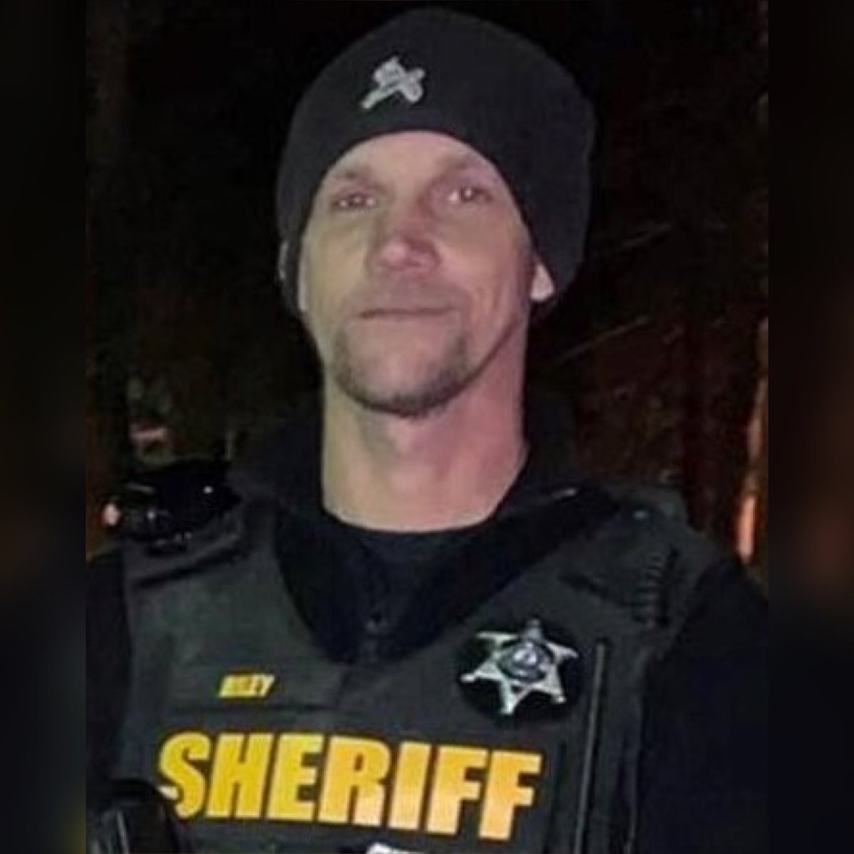 NYPDPC's tweet photo. Our hearts go out to the friends, family, and colleagues of Wayne County Deputy Sheriff Sean Riley — shot &amp; killed in the line of duty yesterday morning.

Another hero lost while protecting the community he served.

Rest in peace Deputy Riley.

#FidelisAdMortem https://t.co/b2590R7kpB