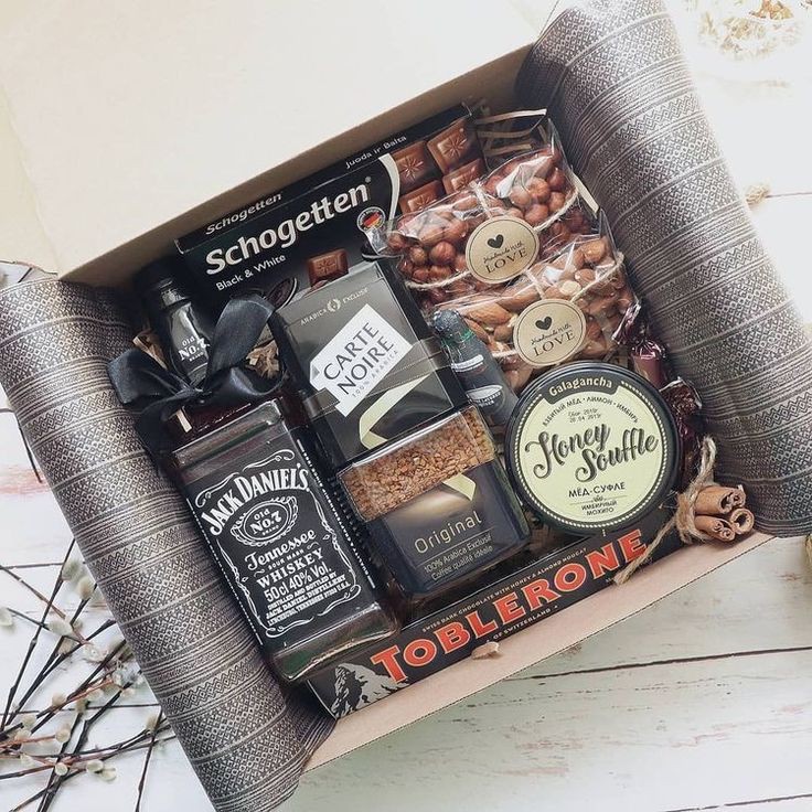 lmperiaIsun's tweet photo. @noirsociere 

To the most handsome wizard in Obelia, this package came from the Palace in order to wishing you a happy birthday. 

Ps: I don't accept any questions about the coupons.
Pss: I will come to the tower tomorrow.
Psss: Love you, mwa.

Sincerely, 
Athanasia https://t.co/uBk6ipzhQP