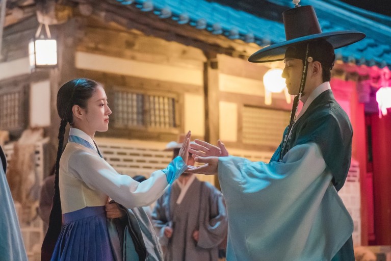 KoreanUpdates's tweet photo. Congratulations to #LeeJunho and #LeeSeYoung from #TheRedSleeve for winning Best Couple Award at 2021 MBC Drama Awards 🏆

#KoreanUpdates RZ https://t.co/e0EEJCiSV8