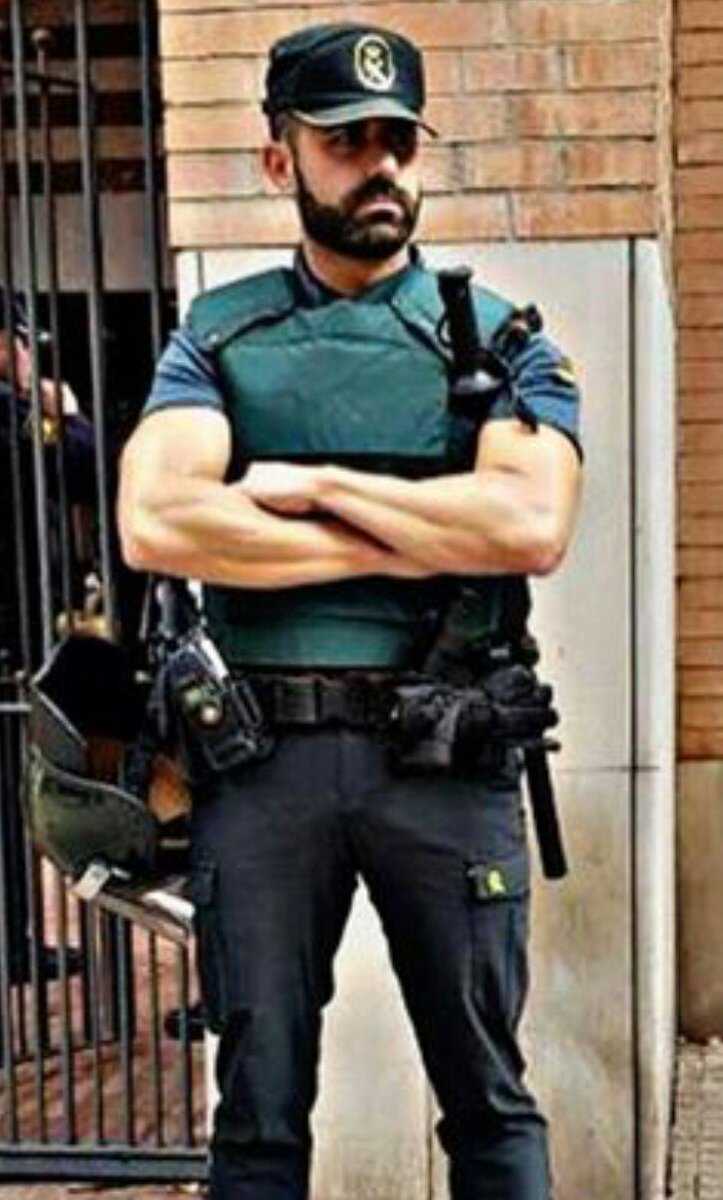 guardiacivil's tweet photo. Si piensas humillarla...
Si piensas aislarla...
Si piensas despreciarla o ridiculizarla...
Si piensas amenazarla...
Si piensas agredirla...

Piénsatelo mejor...no vamos a tolerarlo y estaremos a su lado

Ante la #ViolenciaMachista no cabe volver la vista
📞062 
📞016 https://t.co/UkVfVUuNnj