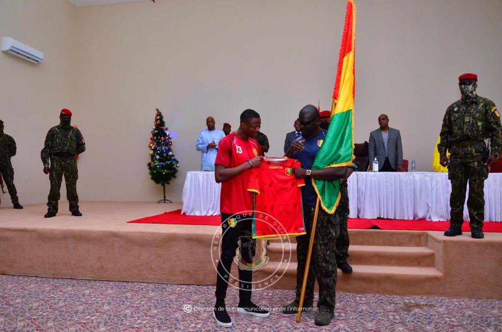 AfricaFactsZone's tweet photo. Guinea's President Mamadi Doumbouya has told Guinean Players to either win the AFCON or return the money that has been spent on them. https://t.co/3bQA4nij0T