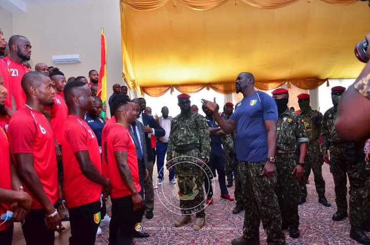 AfricaFactsZone's tweet photo. Guinea's President Mamadi Doumbouya has told Guinean Players to either win the AFCON or return the money that has been spent on them. https://t.co/3bQA4nij0T