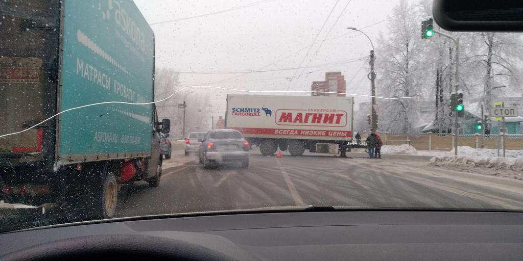 gusev37's tweet photo. Мужики руками телегу толкают https://t.co/hpR3yNWz5q
