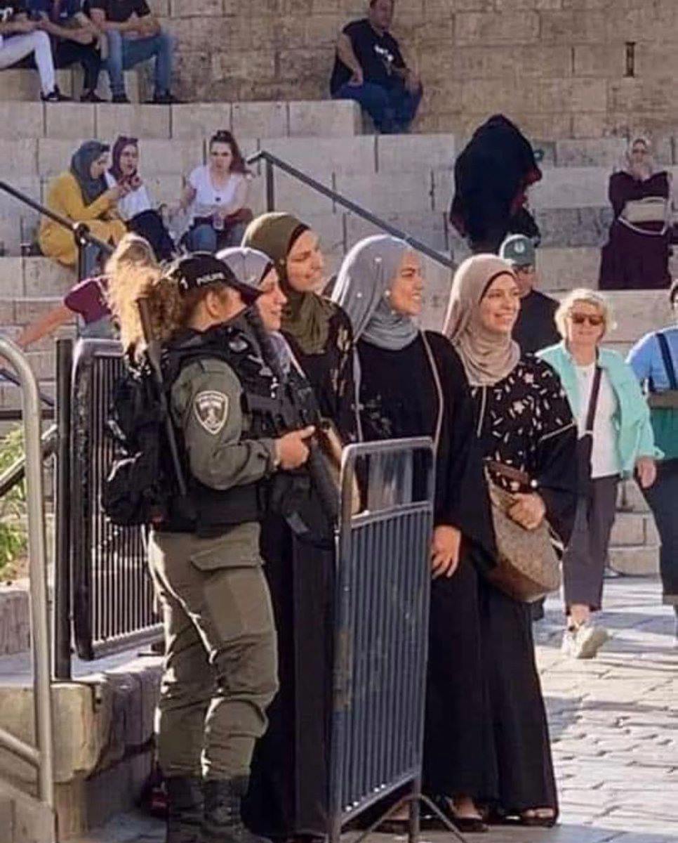 نساء مسلمات يلتقطن صورة مع شرطية إسرائيلية في حرس الحدود.. صورة بألف كلمة عن إسرائيل  ...