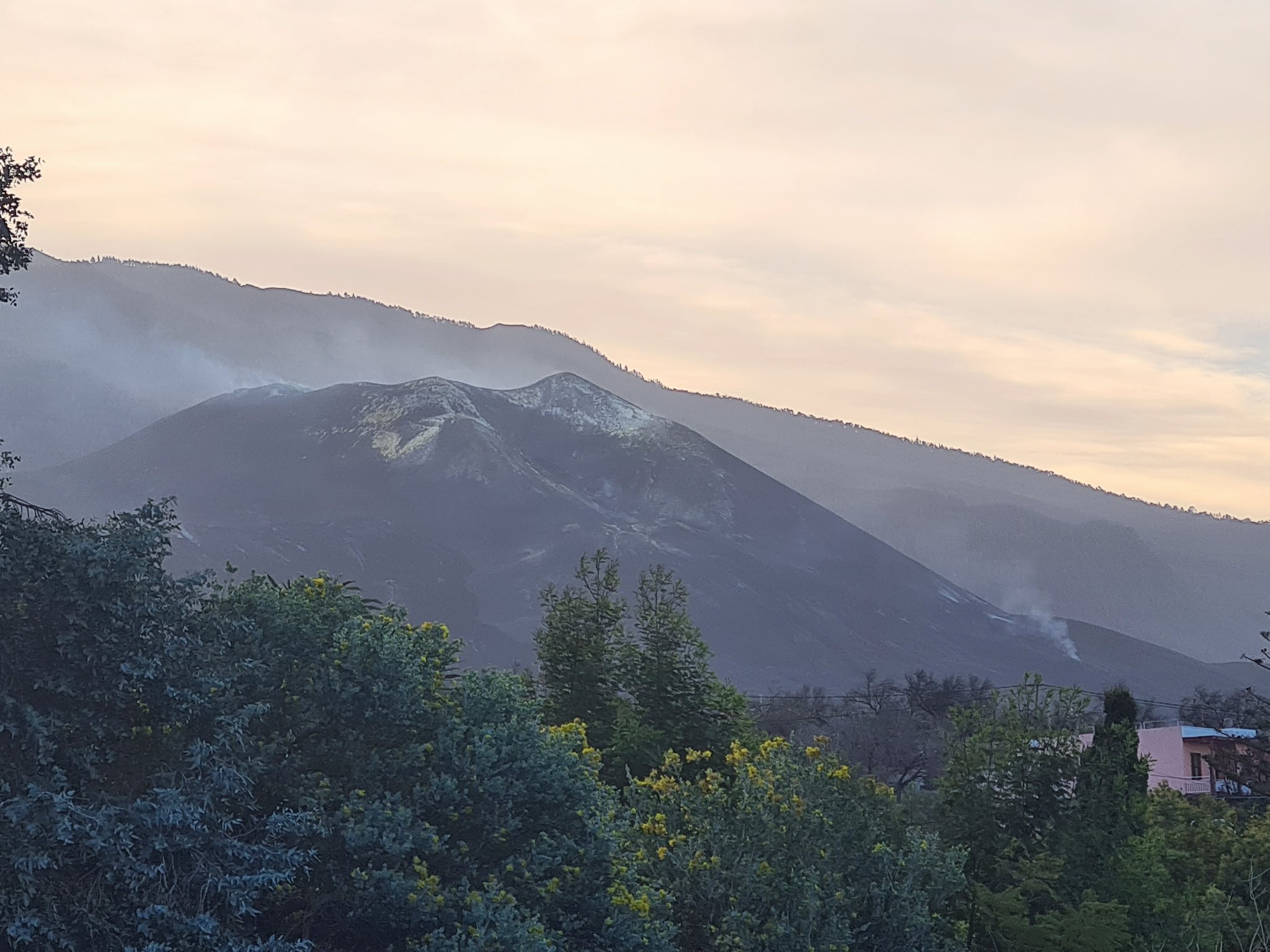 instans Mesterskab Tigge Roger on Twitter: "[09:00h] The beast is slightly degassing, sismic  activity on a long time low, no deformation, all looks very good./rf  #LaPalma #erupcionlapalma https://t.co/OMjCgoVW2o" / Twitter