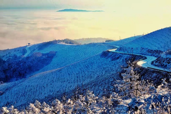 ExploreGansu's tweet photo. ❄️🤔Has it snowed in your hometown lately?
⛄👀Lianhuatai Scenic Area in #Pingliang, #Gansu province has turned into a snow-white fairytale world overnight after a heavy snowfall. 📷Photographers all over the place. #LovingGansu #CharmingGansu #winterinGansu https://t.co/q36rGnQNnV