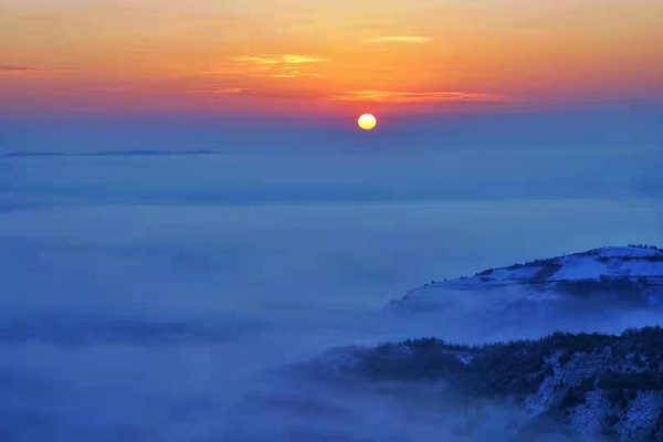 ExploreGansu's tweet photo. ❄️🤔Has it snowed in your hometown lately?
⛄👀Lianhuatai Scenic Area in #Pingliang, #Gansu province has turned into a snow-white fairytale world overnight after a heavy snowfall. 📷Photographers all over the place. #LovingGansu #CharmingGansu #winterinGansu https://t.co/q36rGnQNnV
