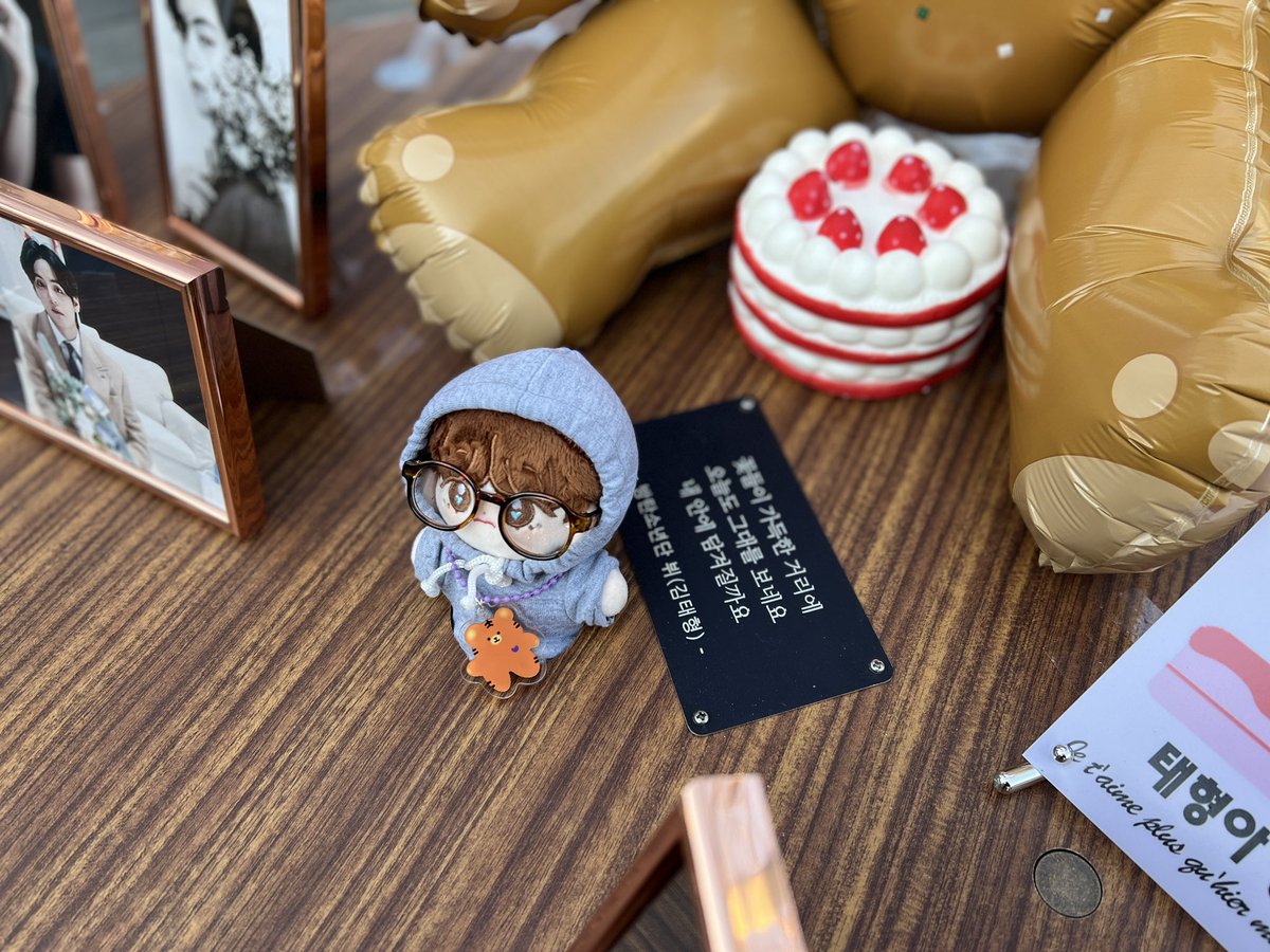 TATA_SOUL's tweet photo. 서울숲 커뮤니티센터 앞  
태형 피크닉 벤치 :) 여기 너무힐링존💜따뜻할때쯤 여기서 피크닉 해봅니다 :) 
@taebirth1230 

#HAPPYVDAY
#아미의베프_태형아생일축하해
#사랑이태형이로태어난지_27년째
#아미바라기겨울곰_태형아생일축하해 https://t.co/7RvewegXPL