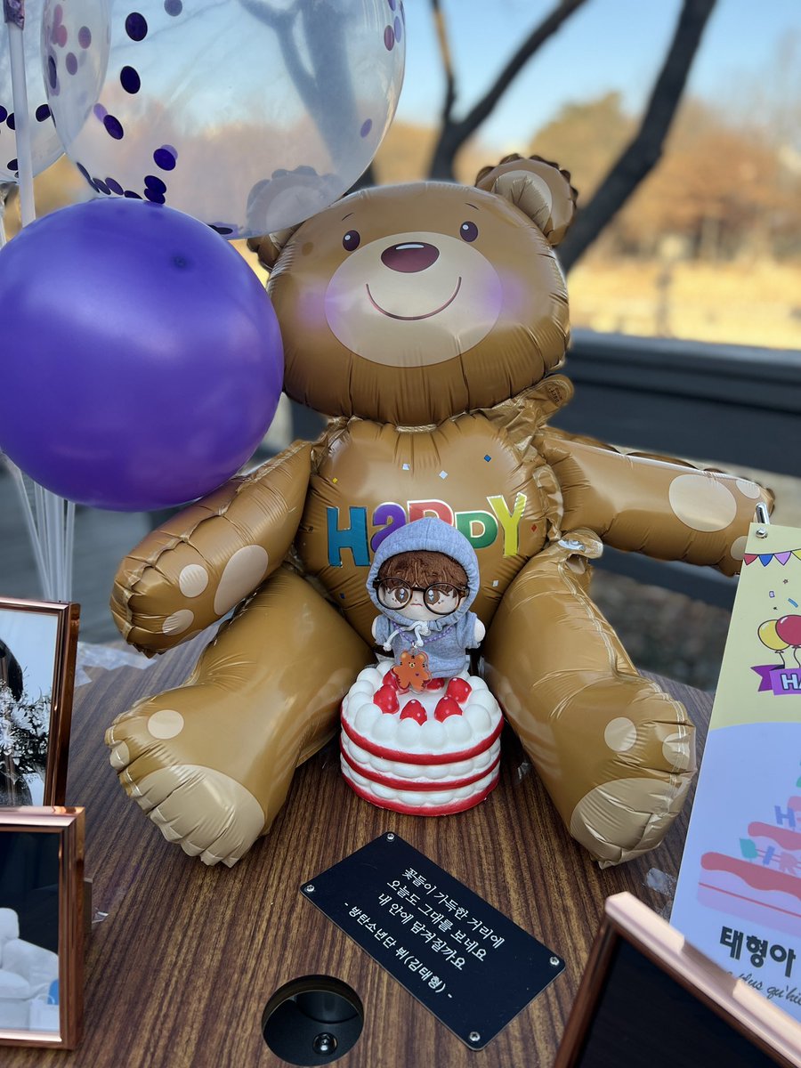 TATA_SOUL's tweet photo. 서울숲 커뮤니티센터 앞  
태형 피크닉 벤치 :) 여기 너무힐링존💜따뜻할때쯤 여기서 피크닉 해봅니다 :) 
@taebirth1230 

#HAPPYVDAY
#아미의베프_태형아생일축하해
#사랑이태형이로태어난지_27년째
#아미바라기겨울곰_태형아생일축하해 https://t.co/7RvewegXPL