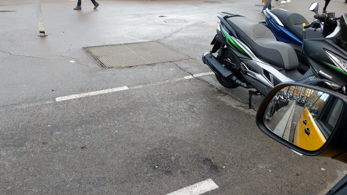 taxi_jordi's tweet photo. Bon dia, @BCN_Mobilitat @AMBtaxi La parada Pça. Catalunya té dos trams, comença davant del Bco de España. A la capçalera TAMBÉ s'hi pot encotxar. Abans estava prohibit estacionar-hi motos. Hi han pintat zona permesa. Seguretat, mobilitat, sempre els darrers. EN TOT. #eltaxifanosa https://t.co/fmzPTQdJ7k