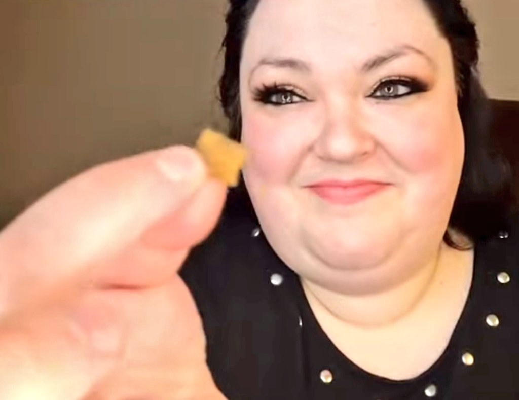 MaryBethWylie's tweet photo. Ever the grifter, #FoodieBeauty begs for superchats to eat a cat treat which she's admitted to eating in the past. She will do absolutely anything for money and attention. She needs to make as much as possible to pay those back taxes! Reminder: She calls other trash. #GetThatCoin https://t.co/i7frGSyKSI