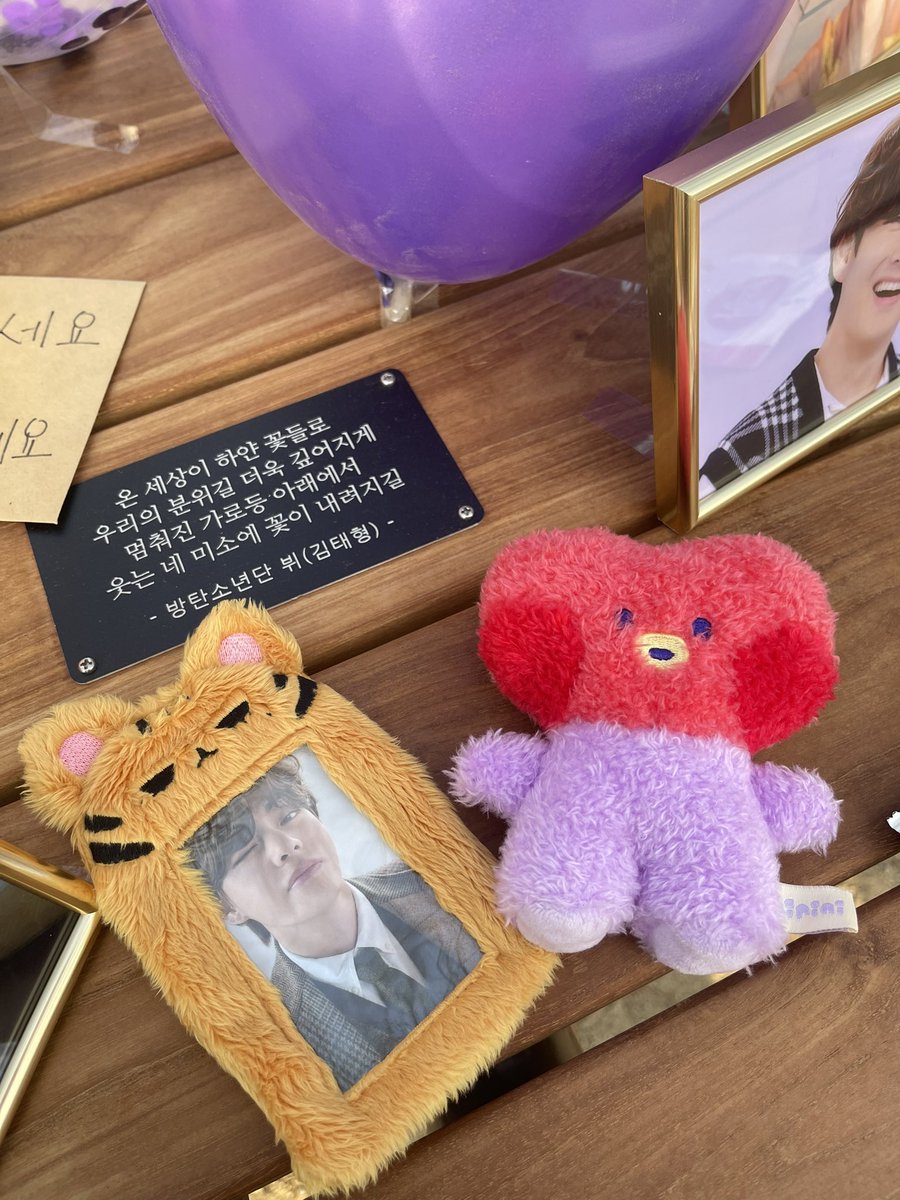 6_ek01's tweet photo. HBD Taehyung💟
211230 서울숲 피크닉 테이블

곰돌곰돌 너무 예뻤던..💜나눔 해주신 사진 마지막 한장 제가 가져왔어요😆예쁘게 꾸며주시고 좋은 나눔까지 정말 감사드립니다❤️

#HAPPYVDAY
#아미의베프_태형아생일축하해
#사랑이태형이로태어난지_27년째
@taebirth1230 https://t.co/HUNbhvqR8M