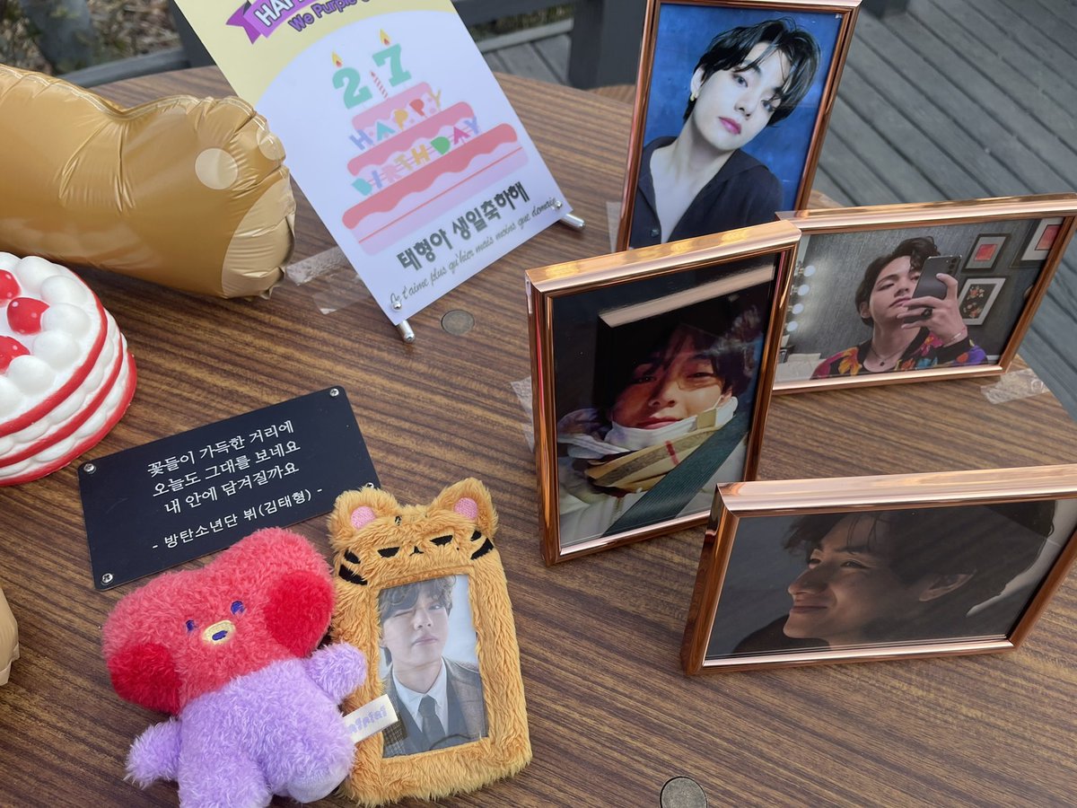 6_ek01's tweet photo. HBD Taehyung💟
211230 서울숲 피크닉 테이블

곰돌곰돌 너무 예뻤던..💜나눔 해주신 사진 마지막 한장 제가 가져왔어요😆예쁘게 꾸며주시고 좋은 나눔까지 정말 감사드립니다❤️

#HAPPYVDAY
#아미의베프_태형아생일축하해
#사랑이태형이로태어난지_27년째
@taebirth1230 https://t.co/HUNbhvqR8M