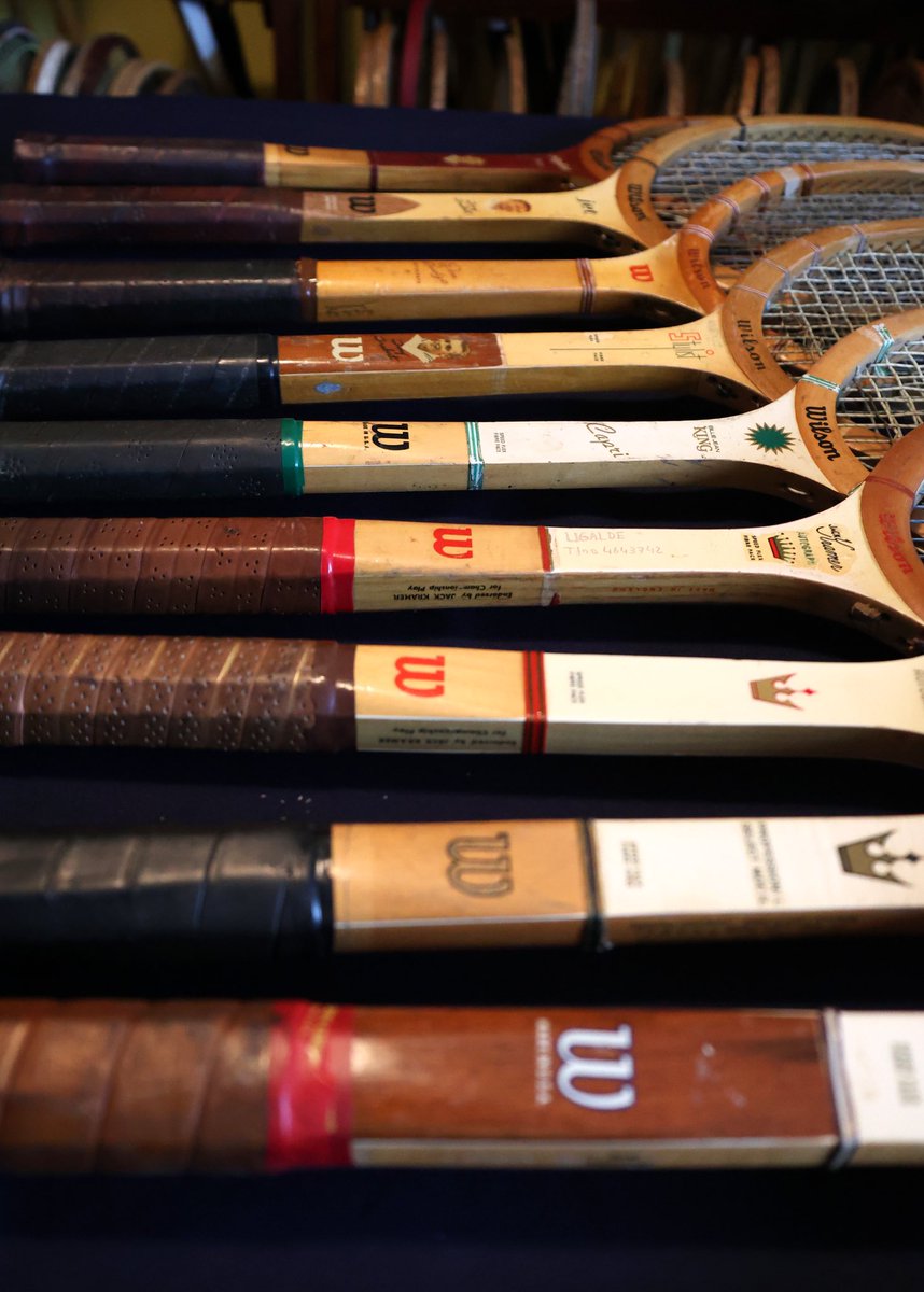 igordelbusto's tweet photo. Estas son unas cuantas raquetas de madera Wilson de mi colección. (Las fotos las hace mi hijo Martín). @WilsonTennis @WilsonTenisEsp https://t.co/sc32joCgx3