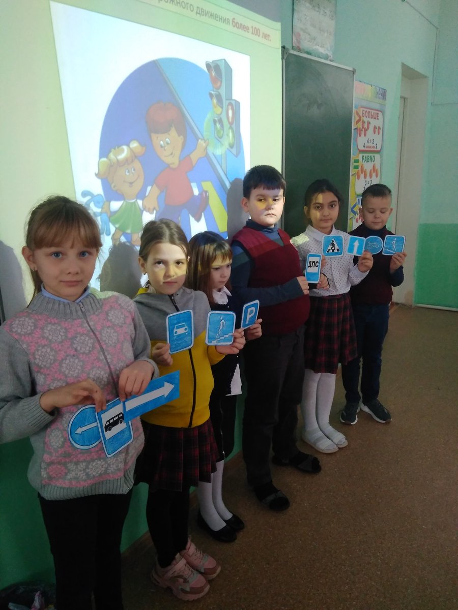 В рамках профилактики ДДТТ во 2 классе ГБОУ НШ "Гармония" 28 декабря прошло мероприятие  "Час ответов и вопросов", посвященное правилам дорожного движения. Учащиеся посмотрели видео ролик и презентацию. Затем дети обсудили, как правильно переходить дорогу, где можно играть и т.д.