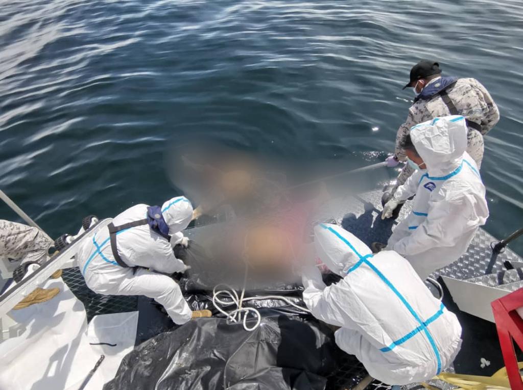 bernamadotcom's tweet photo. Tiga mayat wanita dan satu mayat lelaki ditemui terapung pada kedudukan 14.2 batu nautika barat Pulau Buloh, Kepulauan Sembilan, Lumut, Perak pagi tadi. 

📷Agensi Penguatkuasaan Maritim Malaysia https://t.co/tzbCPpHJfg