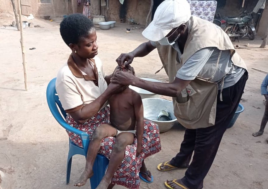Unicef_Togo's tweet photo. Les interventions continuent ce dernier jour des #JSE. Cet ASC est à pied d'œuvre dans les villages de Namab et de Gouwedo, dans le District Sanitaire de #Dankpen, région de la #Kara.
#PourChaqueEnfant
#UNICEFTogo
#UNICEF75
#UNICEF
#UNICEFAfrica https://t.co/M2Hvv3QvQu