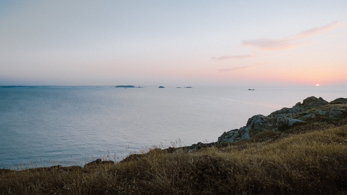 disvare's tweet photo. @fujifilmfrance Sunset à la Pointe de La Varde, Saint-Malo, XT4 + 18mmF1.4 #fierdemonfuji https://t.co/qXiEPSb9Kl