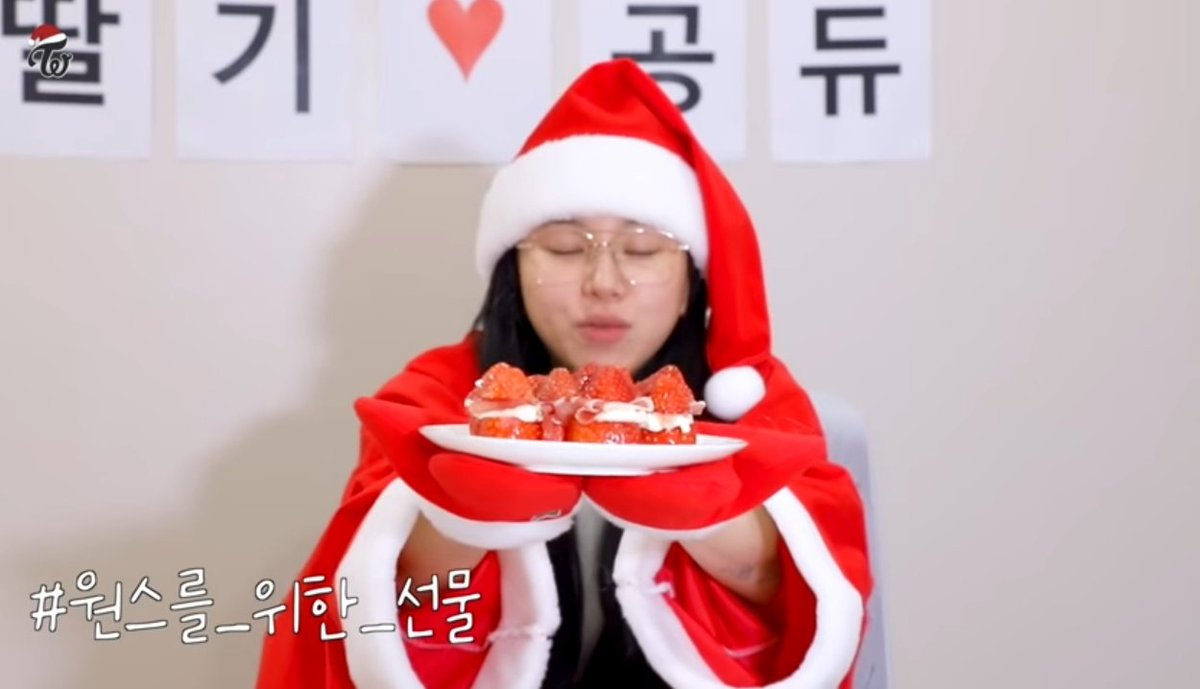 mdjcbht's tweet photo. Such a cutie Chaeyoungie! 🥰 #strawberryprincess @JYPETWICE https://t.co/VjJm78wdSy
